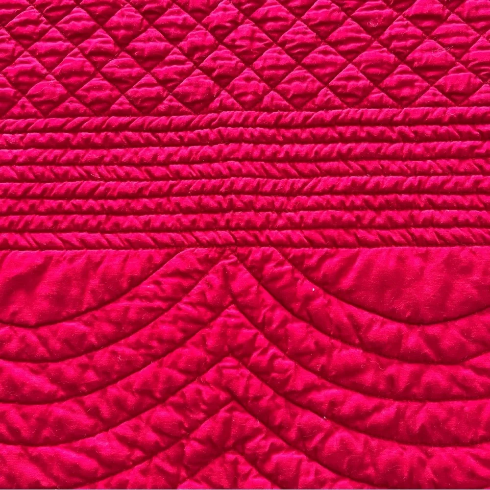 Reversible Scalloped Quilt – 52” x 52” – Emerald Green & Red